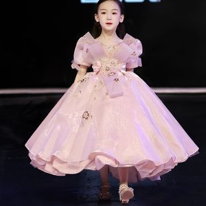 2022 Sevimli Prenses Çiçek Kızlar Düğün için Düğün Omuz Uzun Sapatlı Pembe Dantel Boncuklar Tül Kabarık Ruffles Party Çocuklar için Doğum Günü Kız Pageant önlükleri