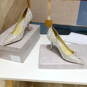 Le nuove scarpe da sposa di lusso devono avere diamanti cechi ad alta densità, eleganti e nobili fashion blogger star con lo stesso stile famoso designer col tacco alto