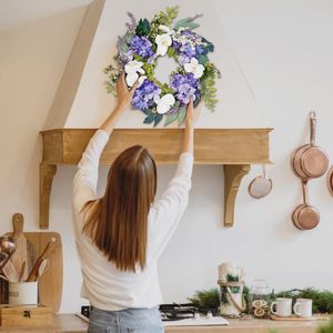 Dekorativa blommor kransar tråd sommardekor utomhus/inomhusfest fjäder framvägg kransdekorationer fönster dörr veranda röda bär.