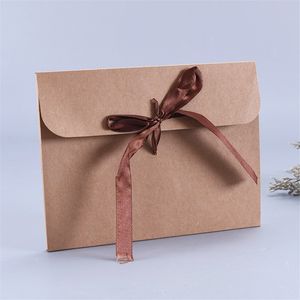 Schwarz-weißes Kraftpapier, Karton, Umschlag, Tasche, Schal, Verpackung, Box, Foto, Postkarte, Umschlag, Geschenkbox mit Band