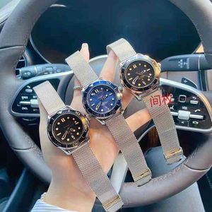 Busins ​​E G Awatches Wristwatch Luxury DSINR 2022 O M N's BLT FIN STL CALNDAR WATCH