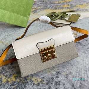 2022 Kettentasche mit Beeren-Print, Metallic-Kirsch- und Erdbeer-Print, verspielter moderner Look, goldfarbene Hardware-Handtasche