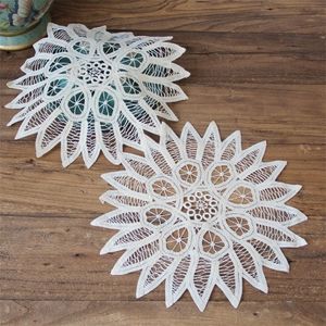 Exquisite Round Vintage Cotton Hand Crochet Placemat Coaster Coffee Table Vase Plate Decoration Mat Christmas Wedding Lace Pad T200703