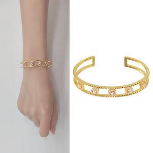 2022 Bracelets para mulheres Material de latão Cuff casal AAA Zircão Cryol Gold Color Natural Stones Jóias femininas com diamante Especial Simples Girls Christmas Gift