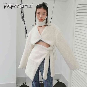 TwotWinstyle Hollow Out Lambswool Coat for Women Turtleneck長袖カジュアルジャケット女性冬のファッション服210517