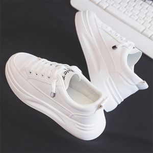 Kvinnor Sneakers Fashion Shoes Spring Trend Casual Flats Kvinnlig komfort Vit Vulkaniserad plattform 220812
