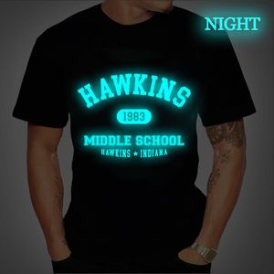 Stranger Things 1983 Impressão de camiseta de grandes dimensões Homens Hawkins Middle 1983 Escola Luminous Tees Hip Hop Blinging T Sizerem camisas 220611