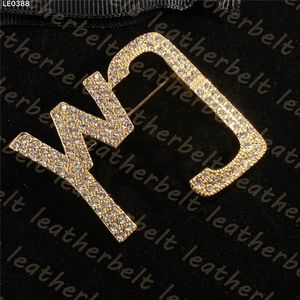 Металлические буквы Shiny Diamond Inlay Brooches Designer Women Men Men Pins Party Скупка Аксессуары для броши