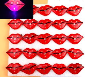 LED Light Up Lip Heart Spilla Spille Bomboniere Luminose Matrimonio Compleanno Regali di San Valentino Gioielli da donna Maglione Sciarpa Sciarpa Flash Fibbia