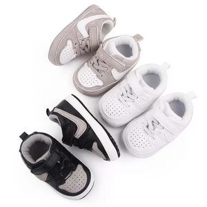 Einzelhandel neue PU-Leder-Babyschuhe First Walkers Crib Girls Jungen Turnschuhe Bär kommende Kinder-Mokassinschuhe 0-18 Monate