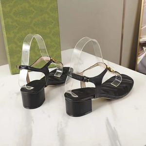Klassiska högklackade sandaler Party Mode 100% läder designer sexiga högklackade dam metall bokstavsbälte spänne tjocka klackar damskor 35-42