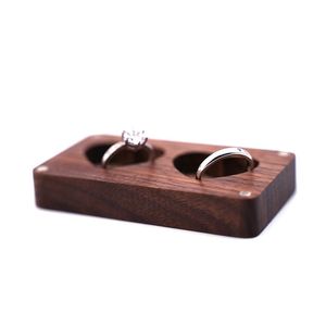 Caixas de jóias de madeira embrulhando um casal de anel vazio caixa