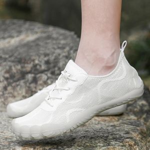 Summer Aqua Water Sneakers Män kvinnor andas Mesh utomhus sportskor kvinna barfota sandaler vita strand badsko tofflor 220623