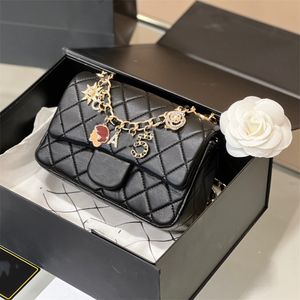 Early Spring 2022 New Badge Pendant Bag Classic Diamond Pattern Fashion Versatile Shoulder Bag Luxury Design High Quality Designer Bags