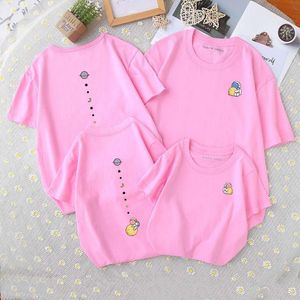 家族を一致させる衣装の色パパママと娘の服のための夏の半袖Tシャツ