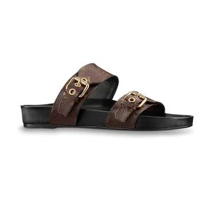 Sandálias de designer de couro Chinelos femininos BOM DIA FLAT MULE 1A3R5M Cool Effortlessly Stylish Slides 2 tiras com fivelas douradas ajustadas Chinelo feminino de verão
