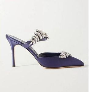 Luxo Itália deslize em bombas Lurum Sandin Sandin Sandal Sapatos Cristal embelezados Mulas femininas Partema de casamento de 90 mm Saltos de joia chinelos de folhas de jóias