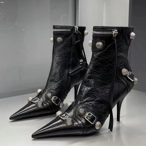 Cagole-Nietenschnalle, verzierte Stiefeletten aus Lammleder mit Absatz, Schuhe mit seitlichem Reißverschluss, spitze Zehen-Stiefeletten mit Stiletto-Absatz, Run Way, Luxus-Designer-Schuh, Damen-Fabrik-Schuhwerk