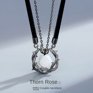 NOVO CUNLO DE CASAL DE PARADA DE ROSE THORN feminino S925 Sterling Silver Niche Design White Shell Pingente Chain Clavicle Chain All-Match