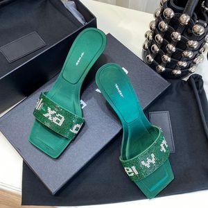2022 Yaz Yeni Terlik Rhinestone Mektubu Yavru Kedi Topuk Sandalet Kare Ayak parmakları Kadın Tasarımcı Ayakkabıları