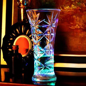 Hot Sell Creative Party Cups Snowflake LED Blinkande Färgbyte Vatten Aktiverad Ljus upp Öl Whisky Cup Mug Porslin