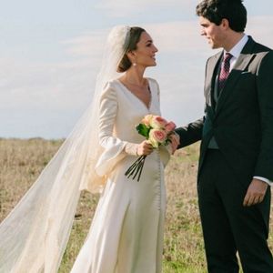 Abito da sposa semplice a trapezio stile country in raso a maniche lunghe con scollo a V Abito da sposa vintage con spacco laterale alto e strascico realizzato su misura