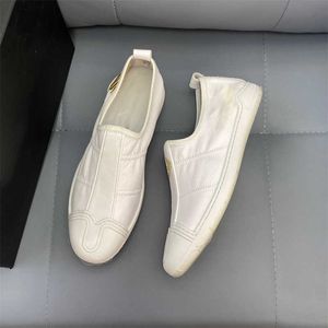 2023 famosos sapatos de condução de marca de condução masculino cocô de sapatos de caminhada casual homem clássico luxo preto branco genuíno sapato para menino