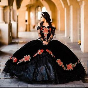 2022 ricamo nero e rosso ricami rossi abiti quinceanera messicani di velluto principessa spalla con maniche lunghe corsetto dolce