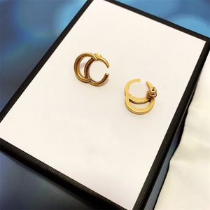 Tasarımcı Bayan Hoops Küpe Moda Marka Çift Mektubu Charm Küpe Kadınlar Retro Lüks Takı Altın Küpe Çiviler Toptan