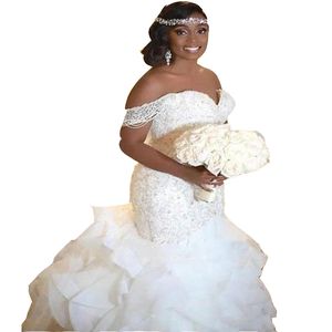 2022 Luxuriöse afrikanische schulterfreie Meerjungfrau-Hochzeitskleider, Organza-Rüschen, abgestufte Spitzenapplikationen, Kristallperlen, formelle Plus-Size-Brautkleider