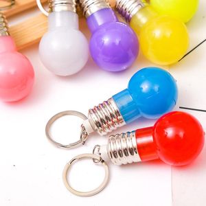 Nyckelringar st Creative LED Light Mini Bulb Lamp Key Chain Ring Nyckelring Torch Keyring Slumpmässig färg KeychainKeychains