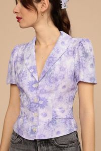 女性用ブラウスシャツ紫色のプリント気質通勤短いトップ女性レトロボタンアップラペルVネックスリーブシャツ2022夏のトップウーマン