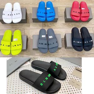 2022B Home Slippers الرجال والنساء الأزواج الشاطئ الشاطئ الشعار خارج ارتداء سميك أسفل داخلي غير انزلاق صندل واحد من الكلمات