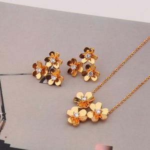 Pendant Necklaces Zircon Flower Clover Pendants Necklace Women Fashion Top Jewelry Sets Glossy Choker Luxury Kpop Z182Pendant