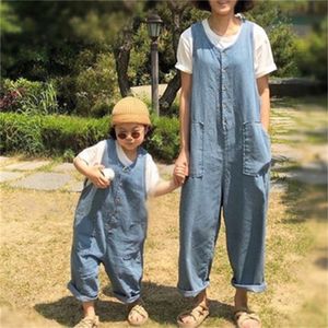 여름 한국 가족 스타일 느슨한 스타일의 얇은 카우보이 레저 여가 jumpsuits 어머니 딸 일치 옷 데님 바지 220426