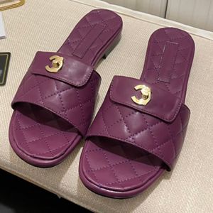 2022 Damtofflor, högkvalitativt fårskinnstyg Metalltillbehör Lågklackade sandaler Dam sommar Casual Klassiska strandtofflor Lyxiga flip-flops