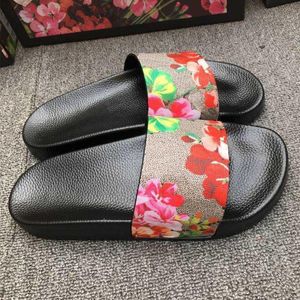 Ggitlay Men Women Slippers Designer Rubber Slides Sandal Flat Blooms Strawberry Tiger Bees Green Red White Web Fashion Shoes Beach Qy