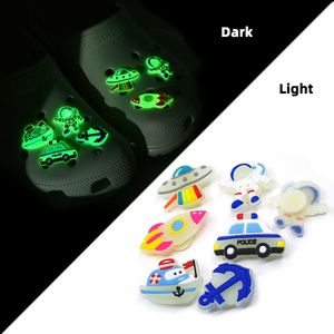 Glow in the dark croc charms Space alien pattern Spille luminose per zoccoli per scarpe con fibbie decorazioni 2D PVC Fluorescente Accessori per scarpe adatti a sandali con cinturino per bambini