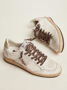 Låg topp små smutsiga skor designer lyx italiensk retro handgjorda bollstjärna ltd sneakers i vitt läder med färgad glitter hälflik och stjärna