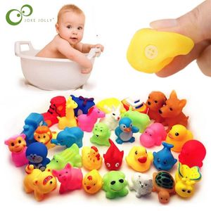 13 datorer söta djur som simmar vatten leksaker färgglad mjuk gummi float pressar ljud gnissig badleksak för baby badleksaker gyh 220531