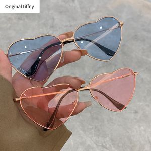 Yeni Kalp Şekli Tam Çerçeve Güneş Gözlüğü Vintage Trendy Moda Renkli Popüler Kadın Gözlük Üst Marka Tasarımcısı UV400 Shades Y220413