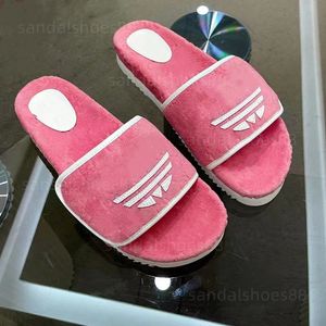 Yeni stil terlikleri sandal kaydırıcıları macaron kalın dip yumuşak kadife lüks moda ünlü düz form ev terlik kadınları şeker yaz flip floplar sandaletler