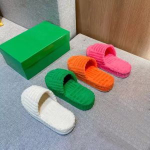 2022 Tofflor Sandaler Dam Designer Slides Tyg Gummi päls bomull Yttersula Gräs Grön Tjock Botten Tofflor kil fluffig resort Svamp sliders sandal