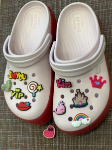 Softos de sapatos de PVC Charms Crown Lips beijando acessórios de sapatos arco -íris Decorações de dentes Ornamentos para meninas Presente de crianças