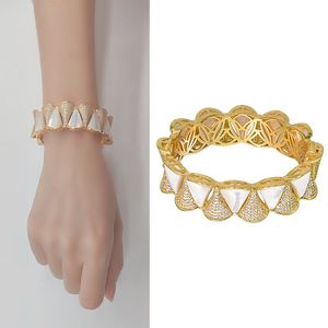 Diamant-Fächerförmiger vergoldeter Armreif der Luxusmarke mit weißer Muschel-Armband für Frauen, goldfarbene Charm-Armbänder, Schmuck, Geschenk an Freunde, Manschette an der Hand, besonders beliebt