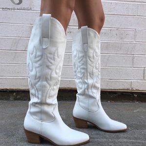 BONJOMARISA Bianco Cowboy Cowgirls Stivali Occidentali Ricamo Moda Donna Stivali al ginocchio Autunno Design donna Stivali Scarpe 220810