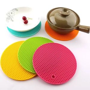 Silicone placemat honeycomb insulation mat anti-scalding non-slip western table tea Nordic style coaster round spot