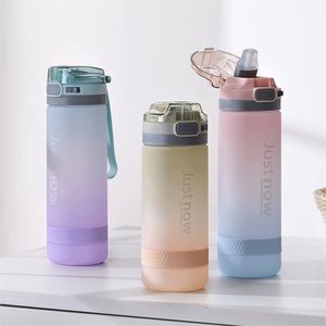 500ML / 600ML زجاجة ماء أزياء مع القش مجانا المحمولة الرياضة في الهواء الطلق لطيف شرب زجاجات البلاستيك صديقة للبيئة 220418