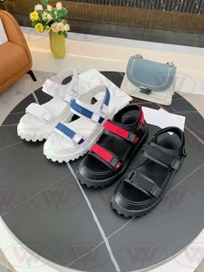 2022 Vår / Sommar Lyx Kvinnors Designers Sandaler Lyx Sandal Flat Bottom Roman Skor Läder Två Straps Storlek 35-40 Med Brand Box