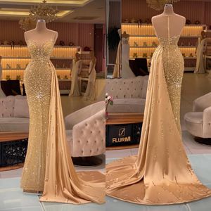 Exquisite goldene Meerjungfrau Abendkleider mit abnehmbarem Zug Perlen Crystal Vestidos de Fiesta Dubai Arabisch Abschlussballkleid